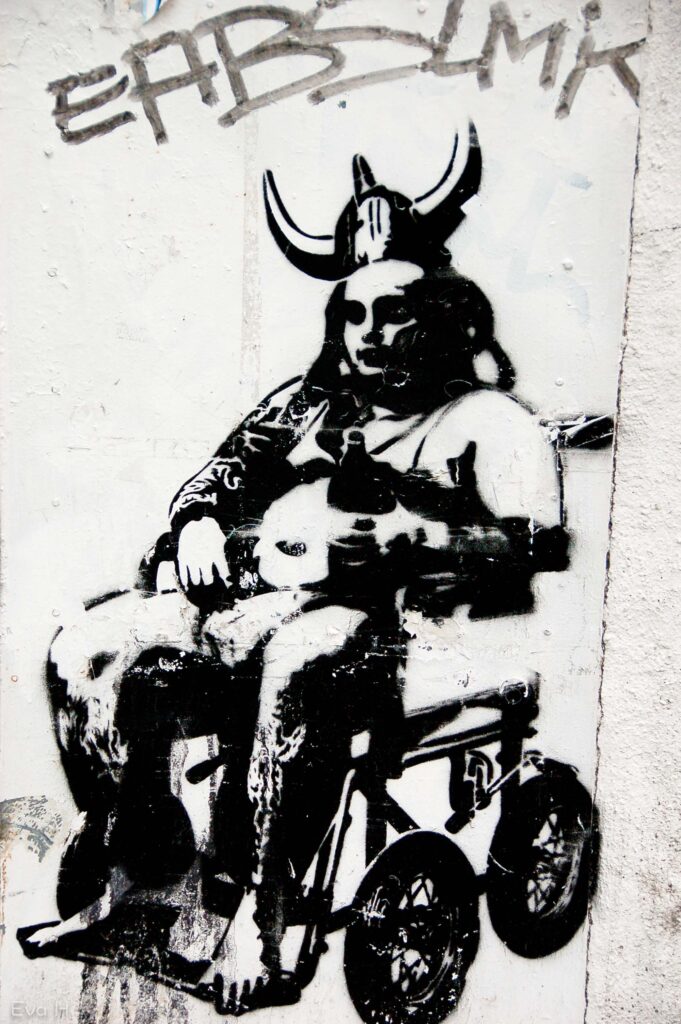 Viking i rullestol, gatekunst av Dolk, Bergen. Fotografi