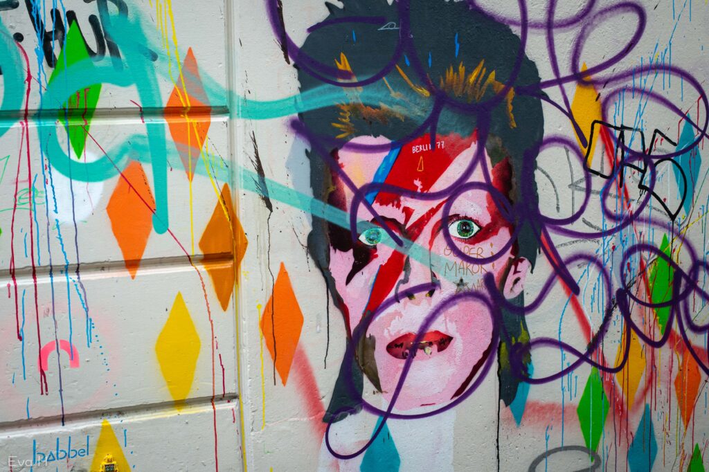Bowie malt i rosa på hvit mur. Gatekunst fra Bergen. Fotografi