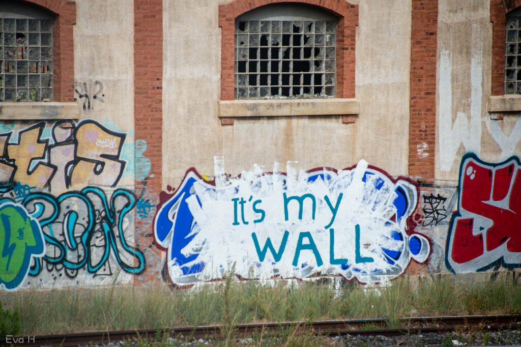 "It's my WALL", fra vegg i Port Vendres, fotografi av gatekunst