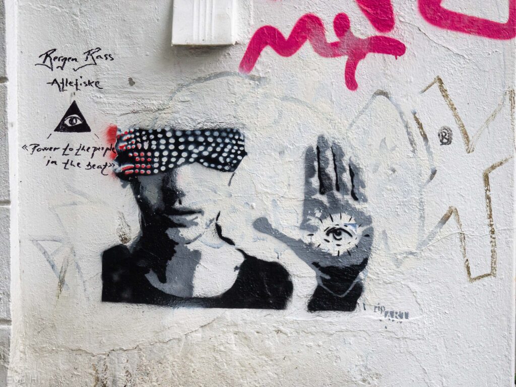 Gutt med bild for øynene signaliserer stopp. Gatekunst Bergen. Fotografi