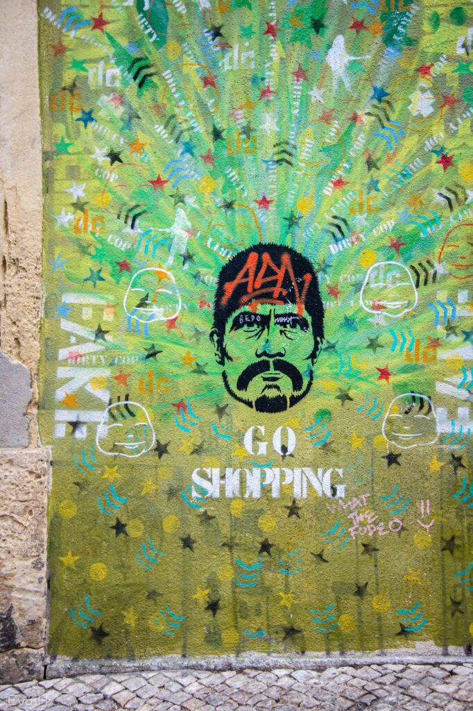 Mannsansikt på fargerik bakgrunn. tekst: GO SHOPPING. Fotografi av gatekunst