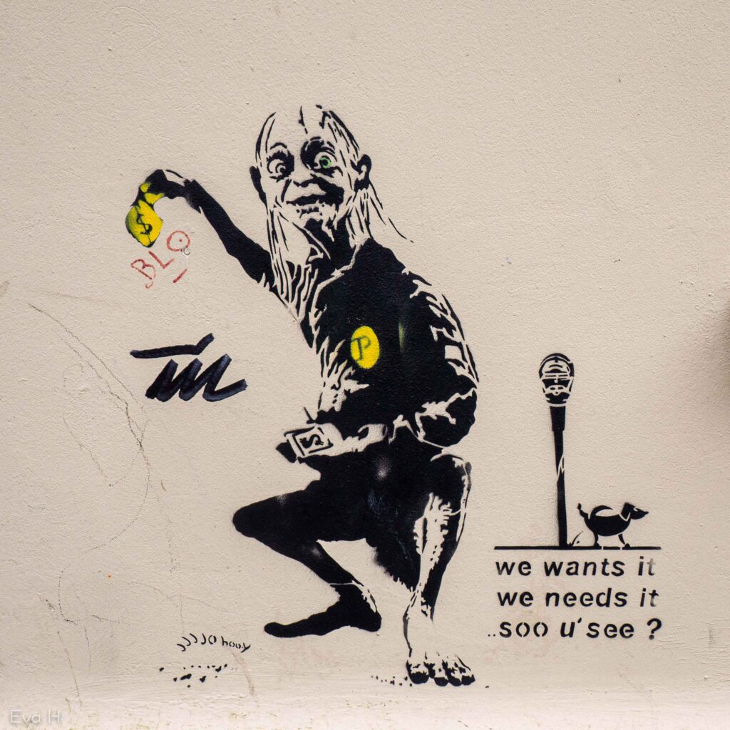Gollum on the wall. Tekst: we wants it, we needs it, soo u' see? Fotografi av gatekunst