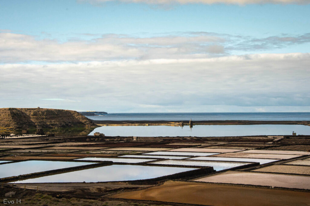 Saltutvinning fra havvann. Landskap. Fargefoto